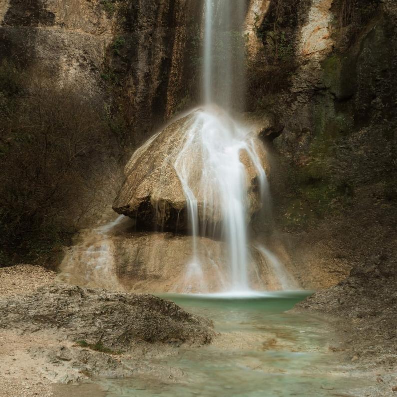 photographie de paysage d'une cascade en Ardèche